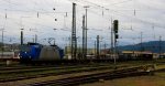 185 535-2 von Crossrail kommt durch den Badischen Bahnhof Basel(CH) mit einem langen Containerzug aus Richtung Italien und fhrt in Richtung Deutschland in der Abendstimmung am Abend des 9.5.2013.