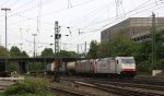 185 579-0  Adriana  und 185 600-4 beide von Crossrail kommen aus Richtung Kln,Aachen-Hbf mit einem langen Containerzug aus Novara(I) nach Genk-Zuid-Haven(B) und fahren in Aachen-West ein am Abend des