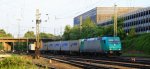 185 577-4 von Crossrail kommt aus Richtung Kln,Aachen-Hbf mit einem langen Ewals-Cargo-Care-Containerzug aus aus Novara(I) nach Genk-Zuid-Haven(B) und fhrt in Aachen-West ein bei schner Abendsonne