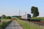 Am 8.Juni 2013 war RP/EVB 193 802 bei Burgstemmen mit Containern auf dem Weg Richtung Norden.