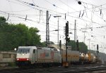 185 579-0  Adriana  von Crossrail fhrt mit einem langen Containerzug aus Genk-Zuid-Haven(B) nach Gallarate(I) bei der Abfahrt aus Aachen-West und fhrt in Richtung Aachen-Hbf,Kln bei Regenwetter am