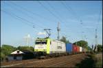 CAPTRAIN 185-CL 005 hat mit einem aufgrund des Elbehochwassers umgeleiteten Containerzug nach Hamburg am Abend des 10.06.2013 den Stralsunder Hbf fast erreicht.