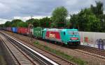 185 612 der Preussen Bahn GmbH mit Werbung fr Emons Spedition verlt mit einem Containerzug den Hamburger Hafen.Aufgenommen in Hamburg-Hausbruch am 25.6.2013.