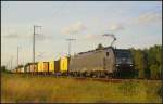 Die von DB Schenker Rail angemietete ES 64 F4-843 / 189 843 mit Container am Abend des 19.07.2013 in der Berliner Wuhlheide