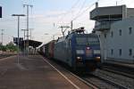 Durchfahrt von 152 136-8  Albertros-Express  mit einem Kistenzug im Bahnhof von Mllheim (Baden) gen Sden.