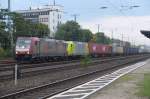 Die Crossrail 185 591-5 und die, ebenfalls fr Crossrail, fahrende 145 031 kommen mit einem langen Containerzug am 19.10.2013 durch Kln West.