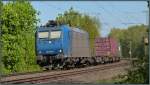 Die 185 535-2 legt sich mit einen langen Containerzug in den Gleisbogen bei Rimburg auf der Kbs 485.Szenario vom 16.April 2014.