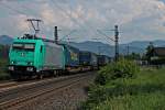 Ebenfalls am 01.08.2014, die frisch revidirte 185 577-4 von Alpha Trains/Crossrail mit einem  LKW Walter  Containerug beim Hp Kollmarsreute in Fahrtrichtung Norden.