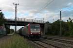 Einfahrt am Abend des 28.05.2014 von Beacon Rail/Crossrail 185 601-2 mit einem Containerzug auf das Überholgleis in Richtung Süden in Müllheim (Baden).