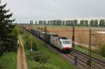 185 578-2 von Crossrail am 18.04.2014 mit einem Containerzug bei Hügelheim auf der KBS 703 gen Norden unterwegs.