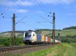 Dispolok 182 520 (ES64 U2-020) im Einsatz für Wiener Lokalbahnen Cargo GmbH mit einem Containerzug am 04.06.2015 bei Himmelstadt Richtung Würzburg