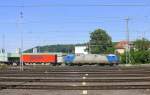 185 535-2 von Crossrail fährt mit einem langen Containerzug aus Zeebrugge-Ramskapelle(B) nach Milano(I) bei der Ausfahrt aus Aachen-West und fährt in Richtung