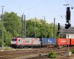 185 602-0 von Crossrail kommt aus Richtung Köln,Aachen-Hbf,Aachen-Schanz mit einem langen Containerzug aus Milano(I) nach Zeebrugge-Ramskapelle(B) und fährt in Aachen-West ein.