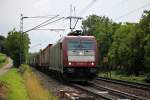 Am 12.07.2014 ist Crossrail 185 601-2 mit einem Containerzug beim Abzweig Leutersberg in Richtung Freiburg (Brsg) Gbf unterwegs.