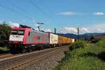 Vorbeifahrt am 08.08.2014 von der sehr sauberen Crossrail 185 600-4 mit einem Containerzug in Richtung Aachen West bei Kollmarsreute vor dem Schwarzwald.