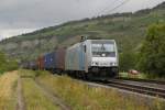 185 690-5 Railpool mit einem Containerzug am 29.07.2015 in Thüngersheim.