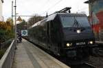 185 570-9 von MRCE  kommt aus Richtung Köln,Aachen-Hbf und fährt durch Aachen-Schanz mit einem langen Containerzug aus  Gallarate(I) nach Antwerpen-Oorderen(B)  und fährt in Richtung