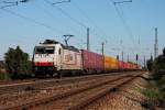 Crossrail 185 580-8 fuhr durch Orschweier am 27.09.2014 mit einem Containerzug gen Süden.