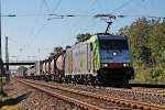 Durchfahrt von Re 486 501  Beura Cardezza  am 27.09.2014 mit Fernlicht und einem Containerzug in Orschweier gen Offenburg.