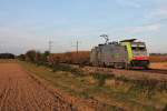 Mit einem nicht stark ausgelasteten Containerzug fuhr am 31.10.2014 die Re 486 509 bei Buggingen ihrer Heimat entgegen.