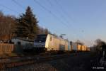 Die Railpool 185 692-1 bei Abendsonnenlicht mit Containerzug von Hof nach Hamburg.