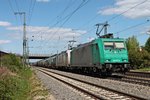 Alpha Trains/Crossrail 185 577-4 am 18.04.2015 zusammen mit Macquarie European Rail/Crossrail 185 580-8  Jana  und einem T.T.S.-Containerzug in Müllheim (Baden) und fuhren in Richtung Basel.