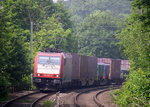 185 597-2 von Crossrail kommt aus Richtung Aachen-West mit einem Containerzug aus Zeebrugge-Ramskapelle(B) nach Milano(I) und fährt durch Aachen-Schanz in Richtung