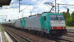 Die polnische Transchem Sp. z o.o. mit  E 186 243  [NVR-Number: 91 51 5270 001-8 PL-TM] mit  186 135-0  [NVR-Number: 91 80 6186 135-0 D-DB] und gemischtem Güterzug am Haken auf dem Heimweg Richtung Polen am 27.06.18 Bf. Flughafen Berlin-Schönefeld.