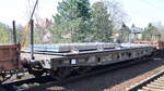 Drehgestell-Flachwagen der CD Cargo (für TSS Cargo?) mit serbischer Registrierung mit der Nr. 33 RIV 72 SRB-CDC 4728 487-6 Smmps 439.5 beladen mit Stahlplatten aus einem Walzwerk in einem gemischten Güterzug Dresden Strehlen. 