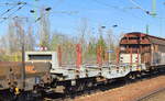 Drehgestell-Flachwagen mit Niederbindeeinrichtung vom Einsteller NACCO mit der Nr. 37 RIV 80 D-NACCO 4721 050-5 Smmnps in einem gemischten Güterzug am 04.04.19 Bf. Flughafen Berlin-Schönefeld.