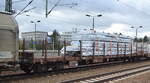 Österreichischer Drehgestell-Flachwagen  vom Einsteller Rail Cargo Wagon - Austria GmbH mit der Nr. 31 RIV 81 A-RCW 3991 105-7 Rns-z beladen mit Bindeholz in einem gemischten Güterzug am 04.02.20 Bf. Flughafen Berlin Schönefeld.