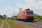 Mit einem gemischten Güterzug (Chiasso Smistamento - Mannheim Rbf) fuhr am Vormittag des 25.05.2019 die 185 128-6 durch den Bahnhof von Heitersheim im Markgräflerland in Richtung Freiburg