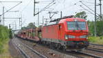 DB Cargo AG [D] mit  193 398  [NVR-Nummer: 91 80 6193 398-5 D-DB] und einigen Güterwagen am 09.07.20 Bf. Flughafen Berlin Schönefeld.