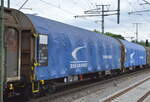 Slowakische Drehgestell-Flachwagen mit Planenverdeck der ZSSK Cargo (Železničná spoločnosť Cargo Slovakia) im Bild der Wagen mit der Nr.