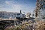 Metrans 386 030-1 mit einem gemischten Güterzug in Hamm-Neustadt (22.12.2021)