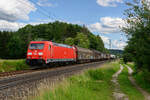 185 261 mit der Übergabe Plattling - Nürnberg Rbf bei Postbauer-Heng, 03.07.2020