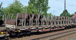 Drehgestell-Flachwagen mit Aufsatz zum Transport von Drahtrollen vom Einsteller Rail Cargo Austria AG mit der Nr. 37 TEN 81 A-RCW 3506 004-0 Rns-z in einem gemischten Güterzug am 19.05.22 Bf. Saarmund.