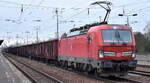 DB Cargo AG [D] mit ihrer  193 391  [NVR-Nummer: 91 80 6193 391-0 D-DB] und einem gemischten Güterzug Richtung Ziltendorf EKO am 22.02.23 Durchfahrt Bahnhof Flughafen BER Terminal 5