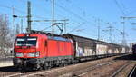 DB Cargo AG [D] mit ihrer  193 372  [NVR-Nummer: 91 80 6193 372-0 D-DB] und einem gemischten Güterzug am 28.02.23 Durchfahrt Bahnhof Flughafen BER Terminal 5