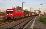 Gemischter Gz mit 187 195-3 bewegt sich im letzten Abendlicht durch den Bahnhof Angersdorf auf Gleis 1 Richtung Sangerhausen.