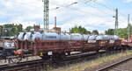 Interessanter zweiachsiger Flachwagen der DB Cargo im Einsatz für die Firma Orion Engineered Carbons GmbH / WERK KALSCHEUREN mit der Nr. 21 RIV 80 D-DB 3301 123-8 Ks 446 beladen mit festgezurrten Druckgasbehältern befüllt lt. UN-Nr.: 265/1067 mit Distickstofftetroxid (Stickstoffdioxid), sehr giftig und schädlich in einem gemischten Güterzug am 19.07.23 Höhe Bahnhof Magdeburg-Neustadt.