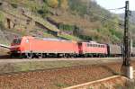 185 155-9 und 140 653-7 als Wagenlok mit einem gemischten Gterzug kurz vor Einfahrt in den Loreley-Tunnel.