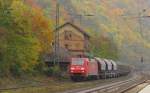 Railion 152 040-2 zieht am herbstlichen 01.11.2011 einen gemischten Gterzug durch das Rheintal bei Kaub Richtung Norden.