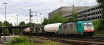 Die Cobra 2843 kommt aus Richtung Kln,Aachen-Hbf mit einem langen gemischten Gterzug aus Kln-Gremberg nach Antwerpen-Noord(B) und fhrt in Aachen-West ein bei Sonne und Wolken am 30.5.2013.