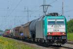 COBRA E186 216 (2824) durchquert in der Mittagshitze des 04.07.2015 Ratingen-Lintorf.