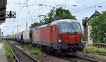 ÖBB-Produktion GmbH, Wien [A] mit  1293 006  [NVR-Nummer: 91 81 1293 006-3 A-ÖBB] und Getreidezug am 29.06.22 Vorbeifahrt Bahnhof Magdeburg-Neustadt.