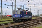 321 379-9 vom Dampflok Depot Full rollt durch den Karlsruher Güterbahnhof mit Fahrtrichtung Schweiz. Sie trägt noch die Werbeaufschrift von ihrem ehemaligen Einsatzgebiet auf dem EC von Lindau nach Zürich. (26.04.2023)