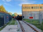 Am 03.11.2023 holte die EB 22  Lisa 2  (95 80 3293 025-3 D-EIB) im Anschluss von Siemens in Erfurt 2 Flachwagen ab. Von einer öffentlichen Straße aus fotografiert.