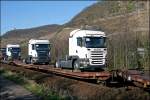 Der  Schwedische Greif  fhrt Bahn: Scania Zugmaschinen verladen auf einem Flachwagen der TRANSWAGGON eingereiht im DGS 91993  Scania-Express  von Neuss Gbf nach Schwertberg. Im Bild eine Standarttyp R420 mit  Highliner -Fhrerhaus und einem 12-Liter-Reihensechszylinder mit nur 420 PS...... (09.02.2008)