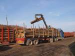 Holzverladung vom Lkw auf die Bahn.